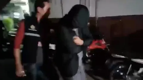 รวบแล้ว 4 คนร้ายชักปืนบุกอุ้มหนุ่มขึ้นกระบะ กลางงานบวช ยังหนีอีก 1