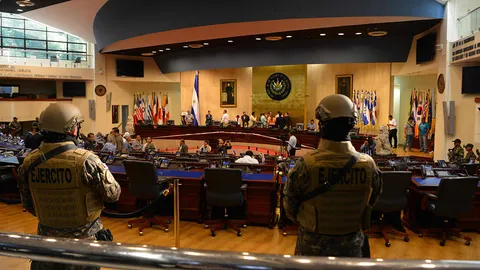 สภาซัลวาดอร์ตื่น ทหารบุกทวงงบ