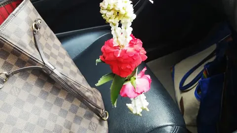 หนูน้อยขายพวงมาลัยนั่งร้องไห้ หวังหารายได้ กลับเจอคนใจร้ายให้เงินไม่ครบ