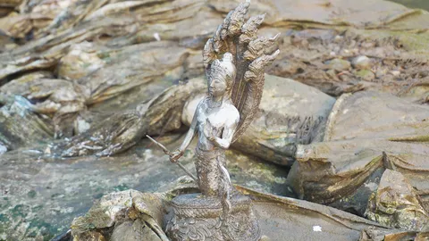 น้ำยมแห้งจัด ทำพระนาคปรกโผล่กลางแนวกระสอบทราย นำไปถวายวัดวังวนที่แพร่