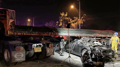 บรรทุก 18 ล้อ เลี้ยวกลับรถ วอลโว่ชนยับ 2 โจ๋ดับคาซาก