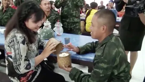 "ทหารใหม่" ใช้โอกาสวันพบญาติ ขอแฟนสาวแต่งงาน ต้อนรับ "วันวาเลนไทน์"