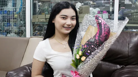 สาวขายช่อดอกไม้ตัวเงินตัวทอง แจงซื้อตุ๊กตามาต่อยอด ไม่คิดละเมิดลิขสิทธิ์ใคร (คลิป)