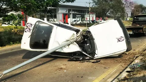 หนุ่มวังสะพุงซิ่งเก๋งชนเสาไฟฟ้า รถเกือบขาด 2 ท่อน คนขับรอดปาฏิหาริย์