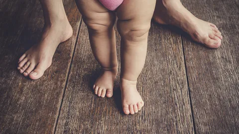 พบน้าชายอายุ 14 ตบตีหลานวัยเพียง 2 ขวบ ถ่ายคลิปขู่แม่เด็กให้มารับ