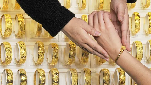 ซื้อเป็นของขวัญวาเลนไทน์ "ราคาทอง" รูปพรรณขายออกบาทละ 23,700