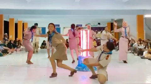 เวทีลุกเป็นไฟ ครูโชว์สเตปรอบกองไฟ เซอร์ไพรส์ลูกเสือ บอกนี่เต้นเบาแล้ว (คลิป)