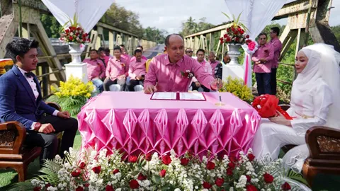 คู่รักคนยะลา ร่วมพิธีจดทะเบียนในวันวาเลนไทน์ ที่แลนด์มาร์กสะพานยีลาปัน