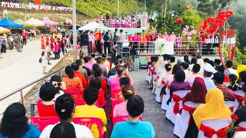 ขุนเขาเป็นพยานคู่รักไทยและมาเลย์ แห่จดทะเบียนสมรสกลางสายหมอกที่ อ.เบตง