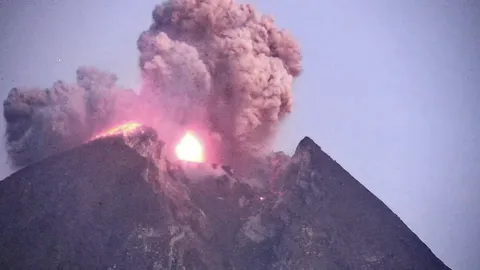 นาทีระทึก ภูเขาไฟเมราปีในอินโดนีเซีย ปะทุสนั่น พ่นลาวาแดงฉานน่ากลัว (คลิป)