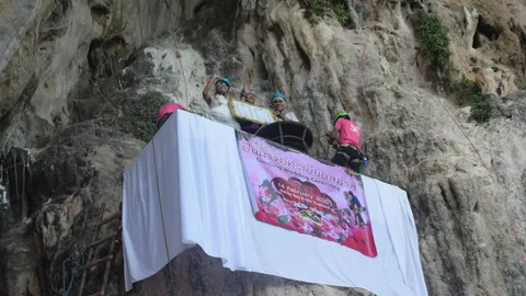 รักมั่นคงดุจหินผา 11 คู่รักร่วมปีนผาจดทะเบียนในวาเลนไทน์ที่อ่าวไร่เลย์