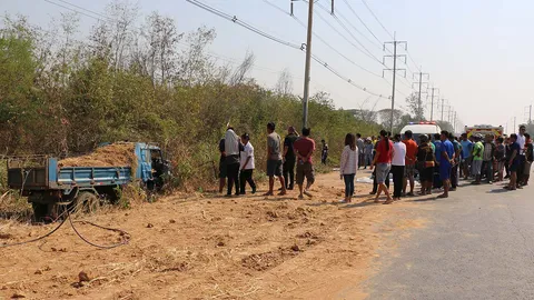 เก๋งชนรถบรรทุกดิน อัดก๊อบปี้ตาย 3 สลด ศพสาวใหญ่กอดหลานแน่น