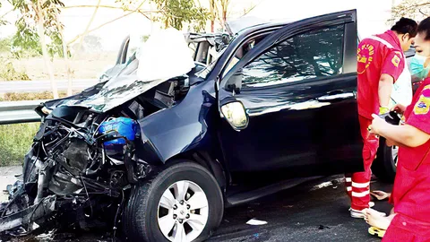 กระบะครอบครัวอัดท้ายสิบล้อยับ พ่อลูกตาย 2 ศพ บนถนนบายพาสที่ อ.หัวหิน