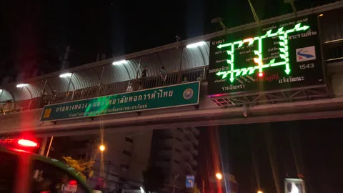ชายปีนนั่งราวสะพานลอยหน้า ม.หอการค้า ทำรถติดหนัก ตำรวจเร่งเจรจา