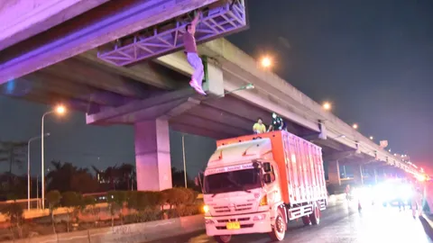 กล่อมไม่เป็นผล หนุ่มจีน เครียดจัด โดดป้ายจราจรอัจฉริยะ บาดเจ็บ