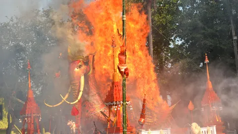 ตะลึงทั้งงาน ศพหลวงพ่อพันเทวาเผาแล้วไม่ยอมไหม้ ต้องรอจนพระอาทิตย์ตกดิน