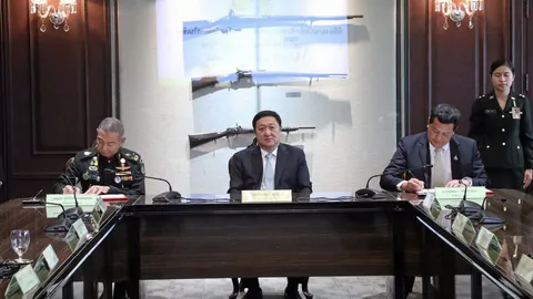 อภิรัชต์เซ็นมอบกรมธนารักษ์ บริหารสวัสดิการ