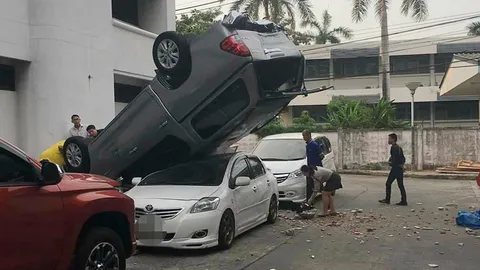 รถตกจากตึกลานจอด ประกันสังคมเมืองนนท์ เสียหาย 5 คันไร้คนเจ็บตาย