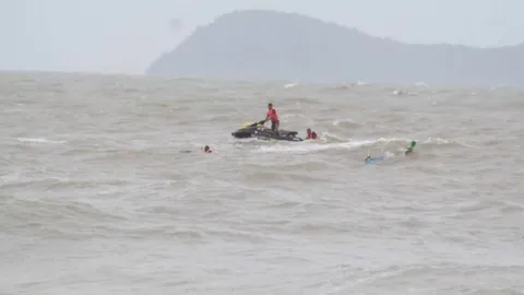 ทะเลคลื่นแรง เรือประมงเมืองคอนล่มอีกลำ ช่วยอีก 3 ชีวิตขึ้นฝั่งปลอดภัย