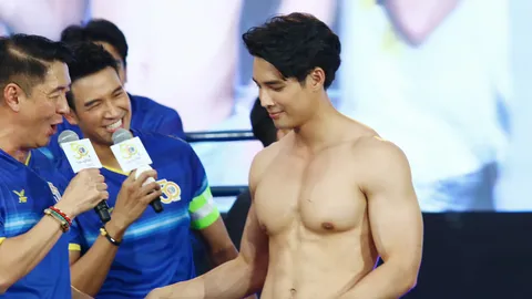 อย่างฮา เด่นคุณ กล้ามเด้งๆ ถอดโชว์ซิกซ์แพ็กแข่งพระเอกร่วมช่อง (คลิป)