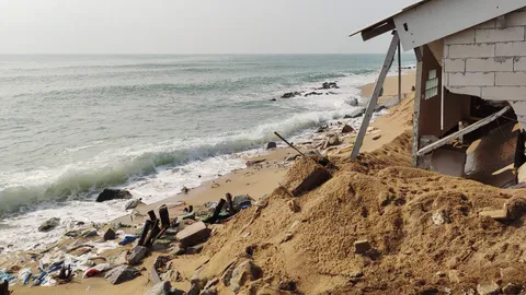 ชาวบ้านริมหาดทุ่งประดู่ร้องราชการช่วย หลังคลื่นแรงซัดหาดบ้านพังหลายหลัง