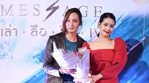 สี่แยกบันเทิง : โม-อมีนา หอบดอกไม้ช่อโตให้เล่นเอาหนุ่ม แจ๊ค-จารุพงศ์ เขินหนักมาก