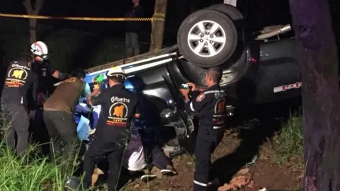 ปิกอัพนั่งมา 8 รีบไปงานศพญาติ ตกร่องถนนเพชรเกษม ตาย 1 บาดเจ็บ 7 