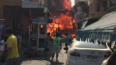 ไฟไหม้ตึกแถวไม้อายุร้อยปีที่ตลาดท่าม่วง วอด 4 หลัง เสียหายกว่า 5 ล้าน