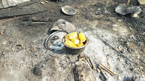 ลุงไม่สร่างเมา จุดไฟต้มข้าวโพด เผลอนอนหลับแป๊บเดียวบ้านวอดทั้งหลัง 