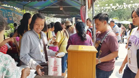 แม่ค้าลอตเตอรี่ ถูกหวยรางวัลที่ 1 รวย 12 ล้าน นำอาหารเลี้ยงชาวบ้าน