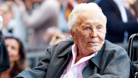 ตำนานฮอลลีวูด เคิร์ก ดักลาส บริจาคทรัพย์สินทั้งหมด 2.4 พันล้านให้การกุศล