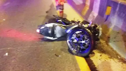 พ.ต.ท.ควบบิ๊กไบค์ เสยท้ายพ่วง 18 ล้อดับคาที่แถวย่านลาดกระบัง