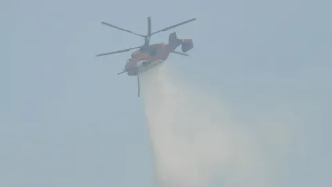 เฮลิคอปเตอร์ ทบ.และปภ.บินเข้าปฏิบัติการดับไฟป่านครนายกอย่างต่อเนื่อง