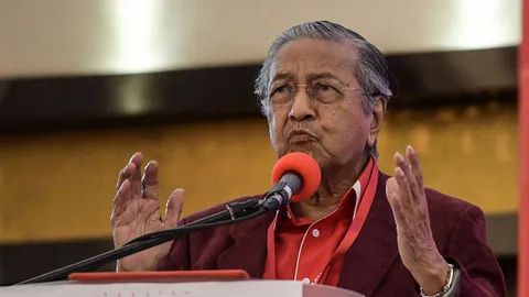 เปิดฟ้าส่องโลก : เรื่องยุ่งที่มาเลเซีย