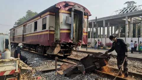 ประแจสับรางขัดข้อง เหตุรถไฟชนกันที่ปากท่อ ผู้โดยสารเจ็บ 40 คน