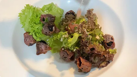 ซาลามี่กับองุ่นแดง ซอสน้ำส้มไวน์แดง