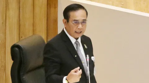 นายกฯ ย้อนเจ็บฝ่ายค้าน ปม 1MDB ชี้ คนมีหมายแดงใช้บัตรอีลิทการ์ดเข้าไทย 
