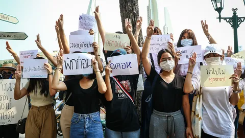 แฟลชม็อบการเมือง นักเรียนนักศึกษา วันเดียวมี 15 สถาบัน ลามไปทั่วประเทศ