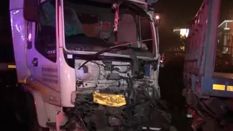 พ่วง 18 ล้อ เสยท้ายพ่วงจอดข้างทาง 2 คันซ้อน ดับ 1 เจ็บ 1 ตร.คาดหลับใน 