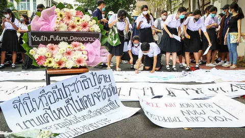 เตรียมอุดมก็มา แฟลชม็อบขาสั้น ติดแฮชแท็ก #เกียมอุดมไม่ก้มหัวให้เผด็จการ