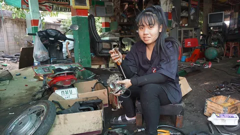 หนุ่มๆ เต็มหน้าร้าน มอเตอร์ไซค์เสียมาที่นี่ ช่างน่ารัก ใจดี ซ่อมเก่ง