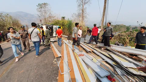 หกล้อคณะหมอลำเบรกแตก ขณะลงเขาภูเก้าง้อม พลิกคว่ำเทกระจาดตาย 1 สาหัส 5