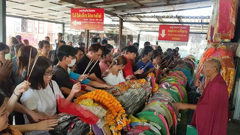 แห่ร่วมพิธีบวงสรวง ตะเคียน ร.5 คอหวยยิ้มกว้างได้ "เลขเด็ด" ลุ้นโชค