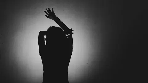 รวบผัวเมียนายจ้าง ขังซ้อมเด็กลาว 9 ปี