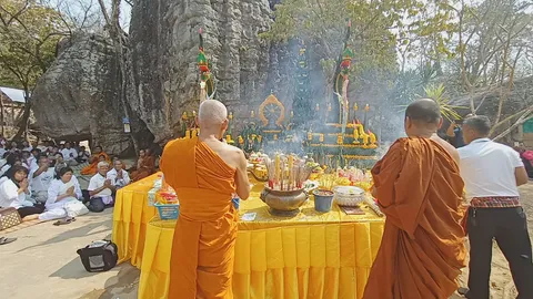 คอหวยคึกคัก ส่อง "เลขเด็ด" ขันน้ำมนต์บวงสรวงสร้างวัง "ปู่มุจลินทร์นาคราช"