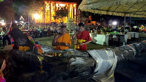 สาธุชนล้นวัด ร่วมบวงสรวง "ตะเคียนพ่อแม่ลูก" ส่องในบาตรเลขผุดเพียบ 