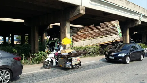 สิบล้อขนเหล็กชนตอม่อสะพานกลับรถ ที่ถนนกาญจนาภิเษก คนขับเจ็บ 1 ราย