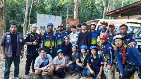 กู้ภัยจันทบุรี ช่วย นทท.ลื่นสไลด์หมู่ตกผาหินกูบ ก่อนพาขึ้นมาได้ปลอดภัย