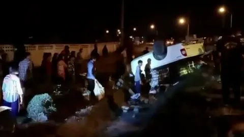 กระบะขนคนงาน เสียหลักพลิกคว่ำ ตกคูน้ำข้างทาง เจ็บระนาว ดับ 1