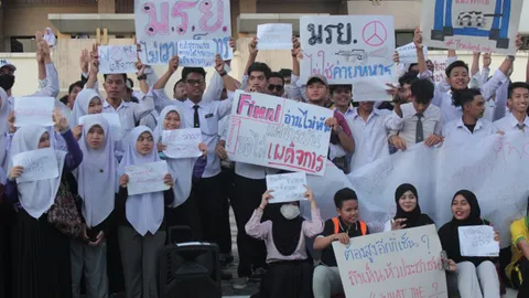 นักศึกษา ม.ราชภัฏยะลา จัดกิจกรรมแสดงจุดยืนแฟลชม็อบ #มรย_ไม่เอาเผด็จการ